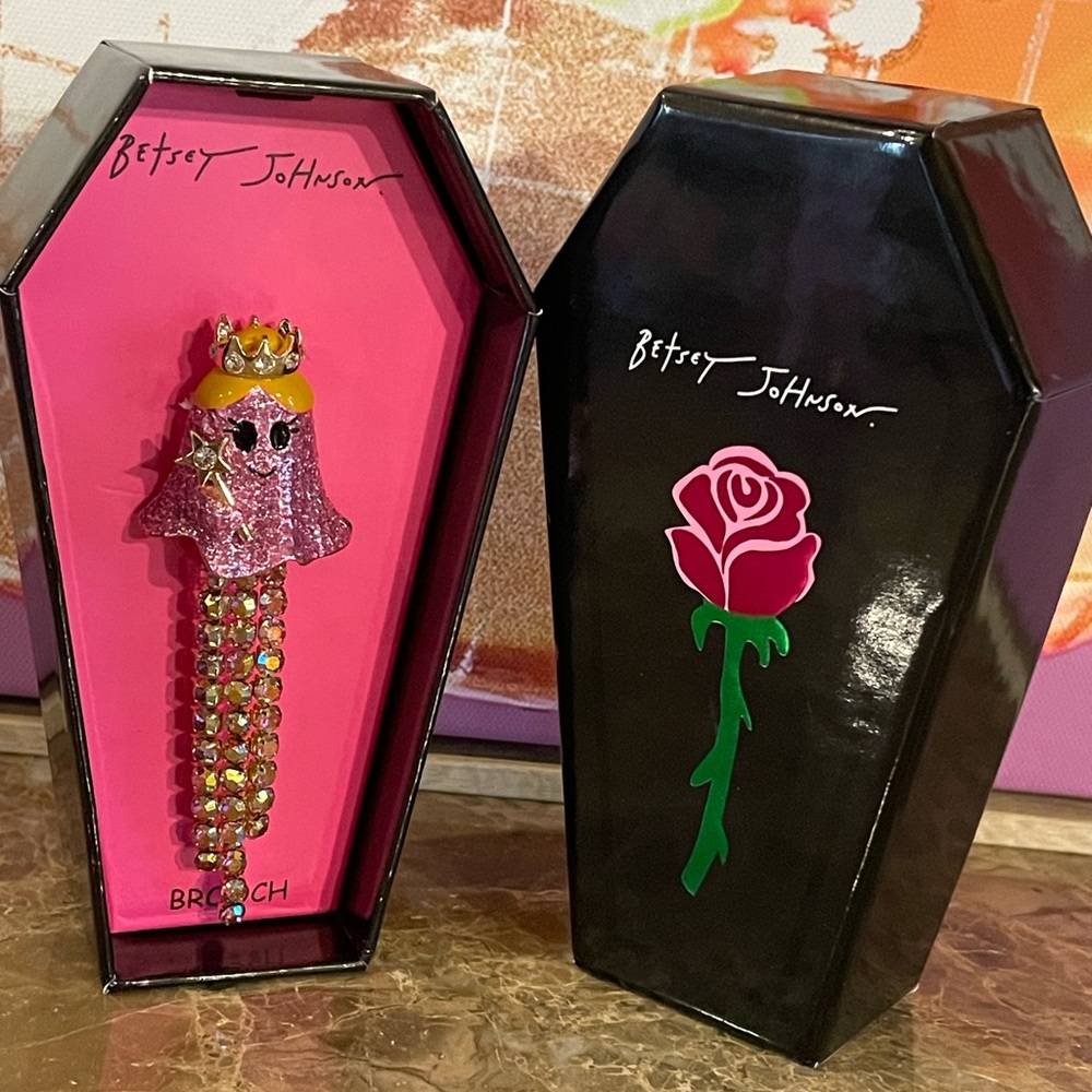 BETSEY JOHNSON NEW Spooktacular Pink & Gold Crown & Wand Ghost Brooch/Coffin Box